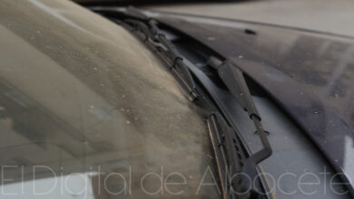 Una fina capa de polvo procedente del norte de África se acumulaba en Albacete / Fotos: Ángel Chacón