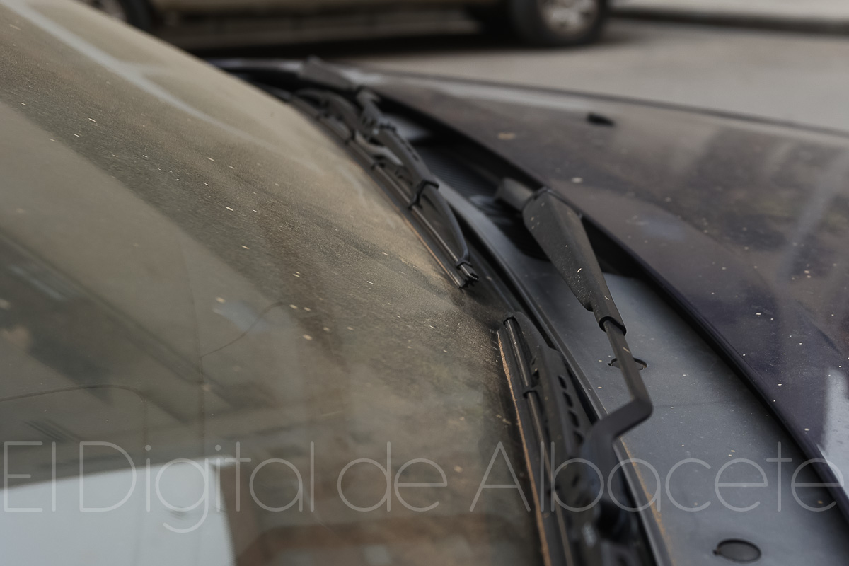 Una fina capa de polvo procedente del norte de África se acumulaba en Albacete / Fotos: Ángel Chacón