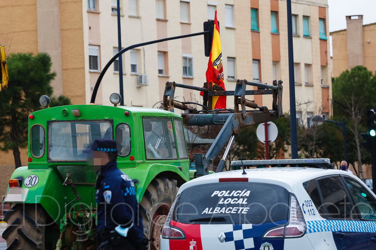 n tractorista portaba en su vehículo una bandera preconstitucional, algo que no ha sido la tónica común entre los participantes pero que sin duda genera polémica
