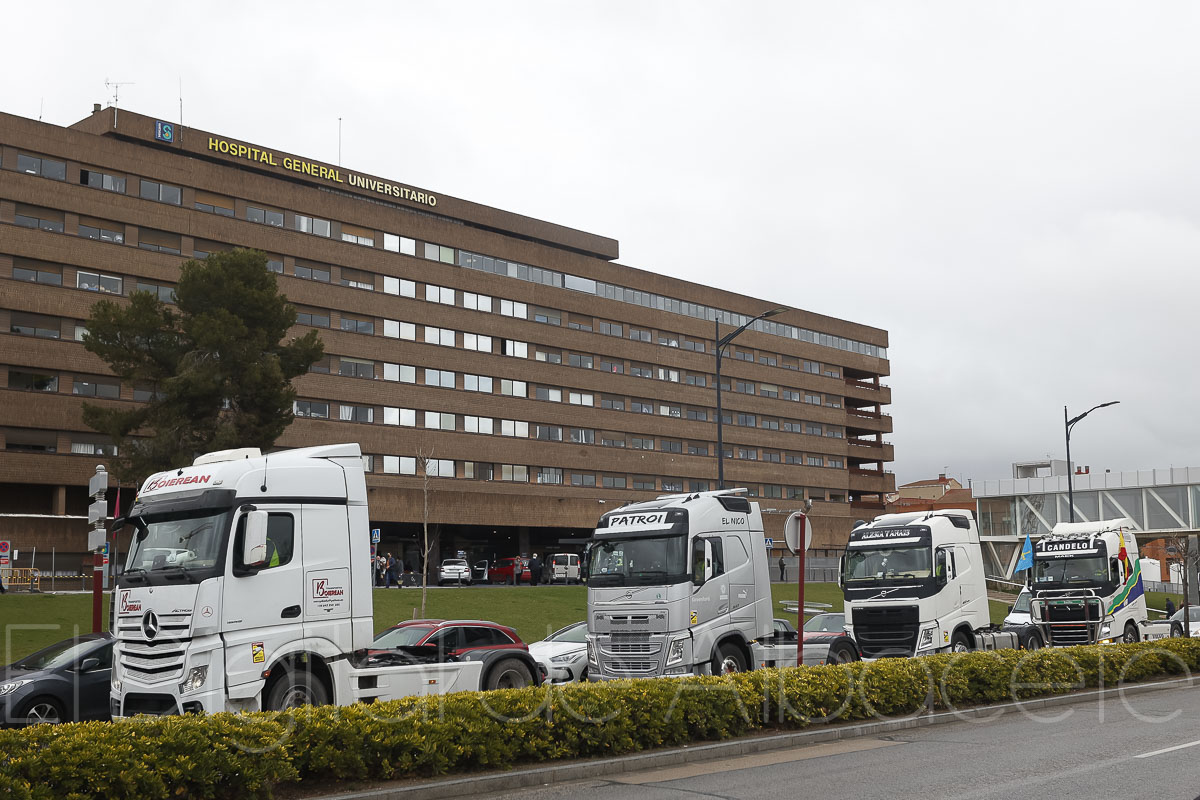 Numerosos camiones a su paso por el Hospital de Albacete