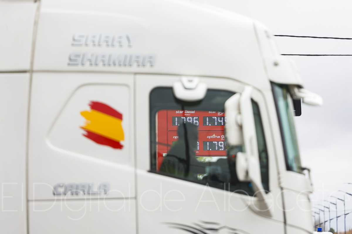 Manifestación de transportistas en Albacete motivada por la subida del precio del carburante / Fotos: Ángel Chacón