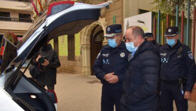 Emilio Sáez y Pascual Martínez en la presentación de los nuevos coches de la Policía Local de Albacete