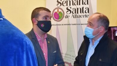 Emilio Sáez, alcalde de Albacete, y el presidente de la Junta de Cofradías