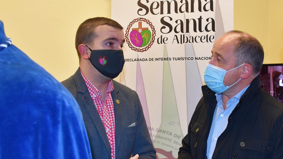 Emilio Sáez, alcalde de Albacete, y el presidente de la Junta de Cofradías