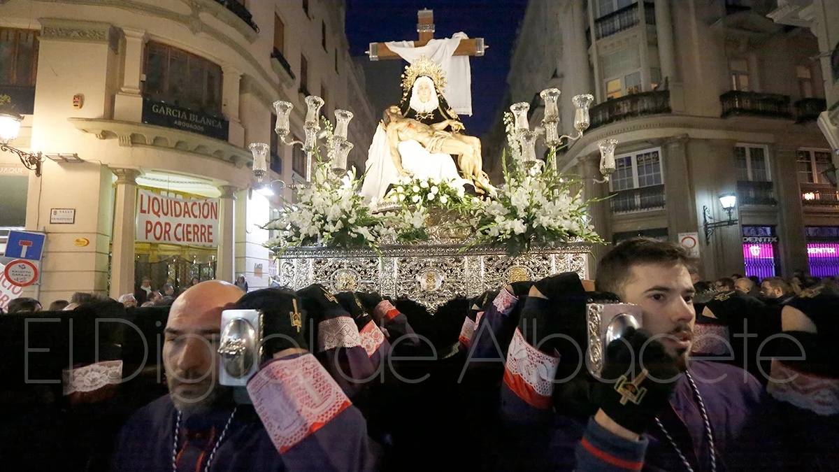 La imagen de las Angustias procesionando por las calles de Albacete / Foto de archivo