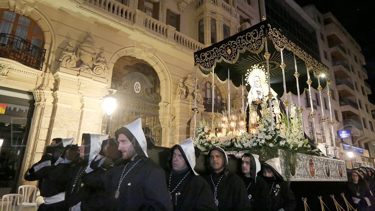 Nuestra Señora de la Soledad procesionando por las calles de Albacete / Imagen de archivo