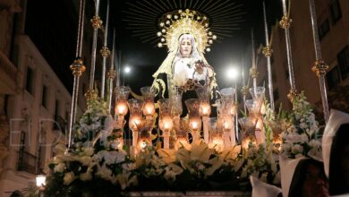 Nuestra Señora de la Soledad procesionando por las calles de Albacete / Imagen de archivo