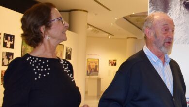 Abel Cuerda y su esposa en la exposición homenaje a su hermano José Luis en Albacete