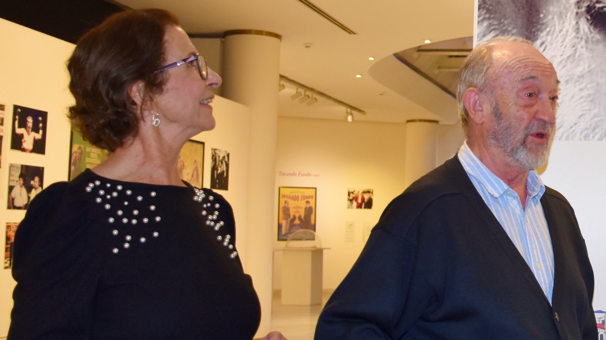 Abel Cuerda y su esposa en la exposición homenaje a su hermano José Luis en Albacete