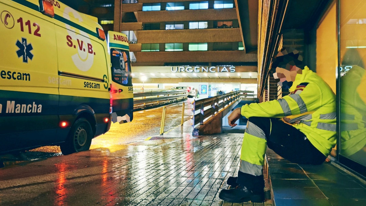 Ambulancia en las urgencias del Hospital de Albacete - Foto de archivo - Iris Molina