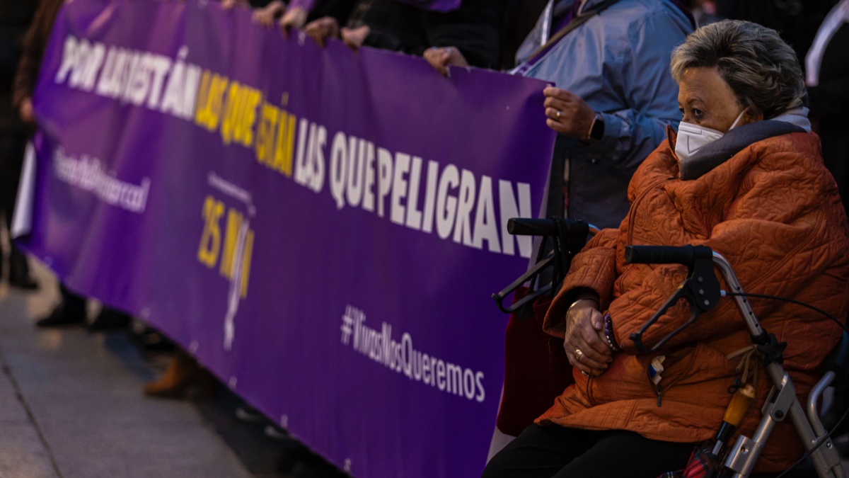 La Plataforma 8M se ha concentrado este viernes en Toledo en repulsa por los asesinatos machistas de dos mujeres esta semana, en Maqueda (Toledo) y en Pozuelo de Alarcón (Madrid) / Imagen: EFE