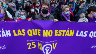 La Plataforma 8M se ha concentrado este viernes en Toledo en repulsa por los asesinatos machistas de dos mujeres esta semana, en Maqueda (Toledo) y en Pozuelo de Alarcón (Madrid) / Imagen: EFE