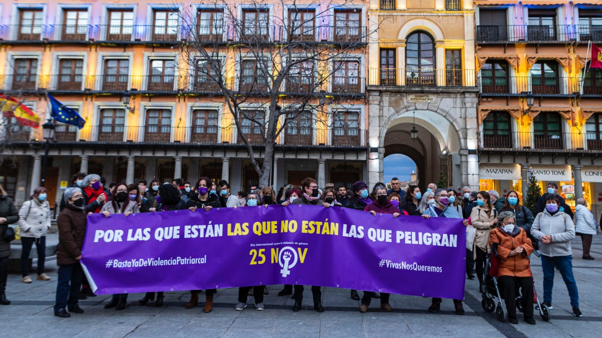 La Plataforma 8M se ha concentrado este viernes en Toledo en repulsa por los asesinatos machistas de dos mujeres esta semana, en Maqueda (Toledo) y en Pozuelo de Alarcón (Madrid) / Imagen: EFE