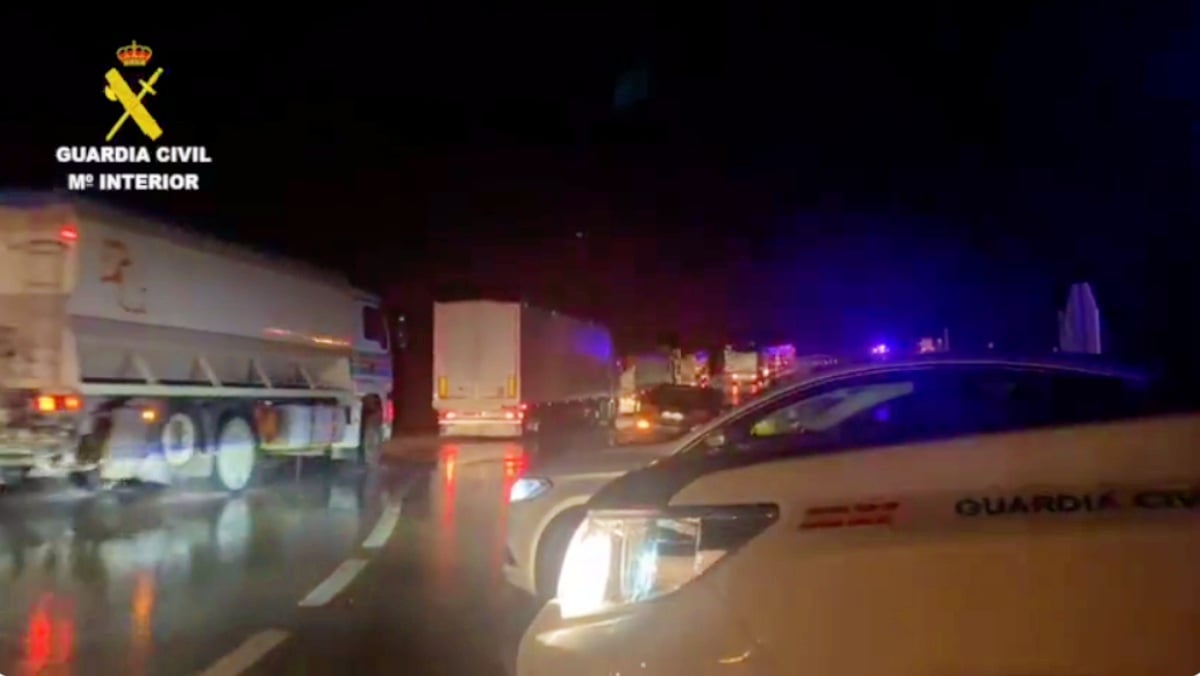 Convoy de camiones escoltados por la Guardia Civil en Albacete