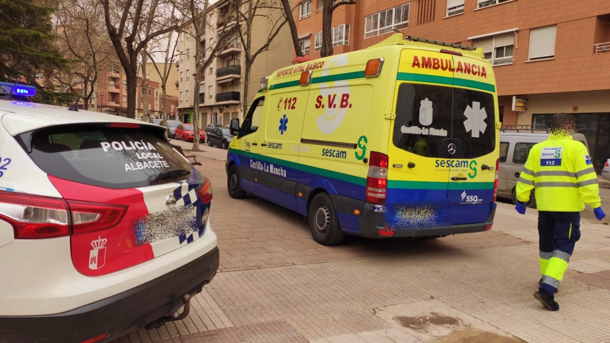 Policía Local de Albacete y sanitarios del SESCAM - Foto de archivo