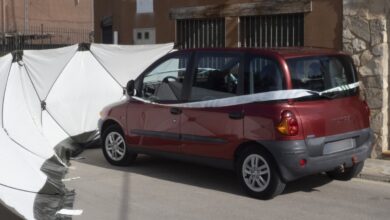 Vehículo precintado por la Guardia Civil en Nohales (Cuenca) donde un varón de 43 años ha sido detenido como autor de la muerte de una mujer de 47 años. EFE/José del Olmo