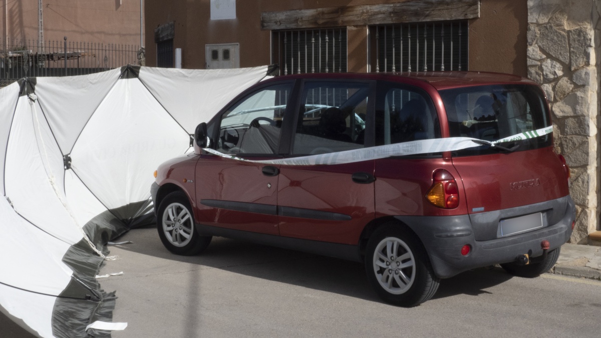 Vehículo precintado por la Guardia Civil en Nohales (Cuenca) donde un varón de 43 años ha sido detenido como autor de la muerte de una mujer de 47 años. EFE/José del Olmo