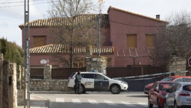 Vehículo de la Guardia Civil en Nohales (Cuenca) donde un varón de 43 años ha sido detenido como autor de la muerte de una mujer de 47 años. EFE/José del Olmo