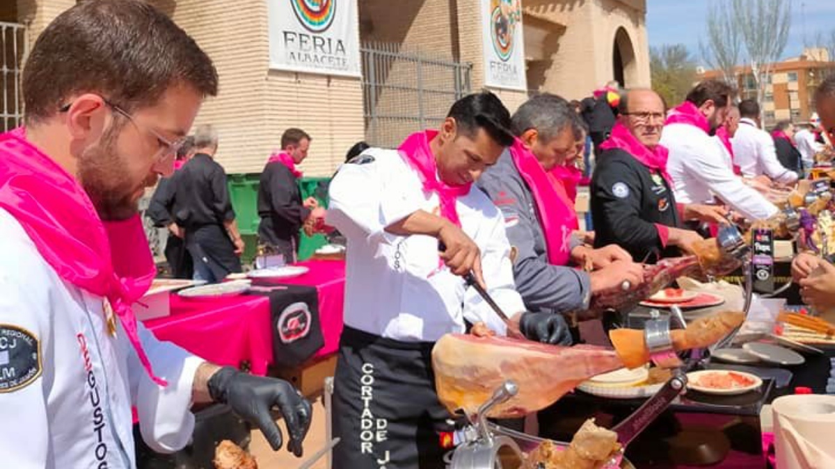 La explanada de la puerta de hierros de albacete acogerá la v concentración de cortadores de jamón a beneficio de acepain
