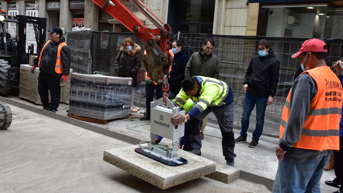 Arranca la colocación del pavimento en los nuevos espacios peatonales en el eje desde gabriel lodares hasta el sembrador
