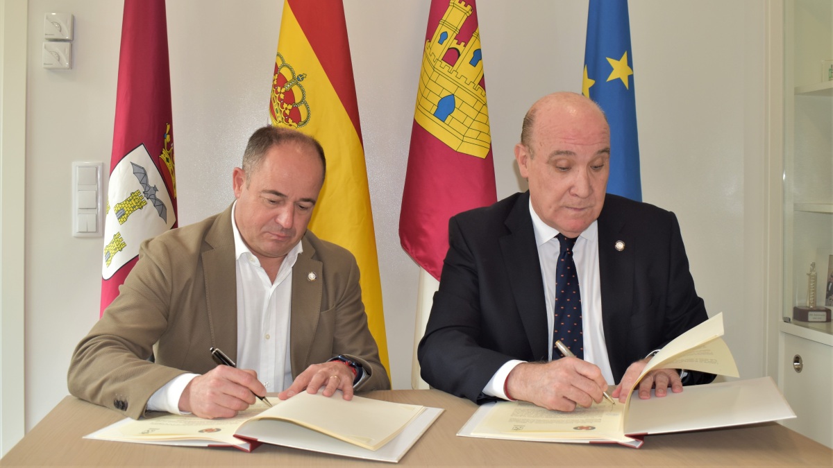 Rúbrica del acuerdo en Albacete
