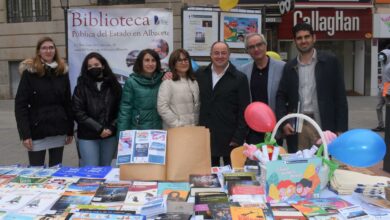El alcalde de Albacete, Emilio Sáez, ha visitado los emplazamientos en los que nuestra ciudad está celebrando este viernes el Día del Libro y del Derecho de Autor / Ayto. Albacete