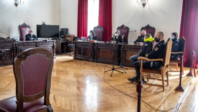 El acusado de matar en agosto de 2019 a su cuñada, que tenía una discapacidad, y de acuchillar a otra mujer en Castilla-La Mancha, a su llegada este lunes a la Audiencia Provincial de Toledo para su juicio/ Imagen: EFE/ Ismael Herrero