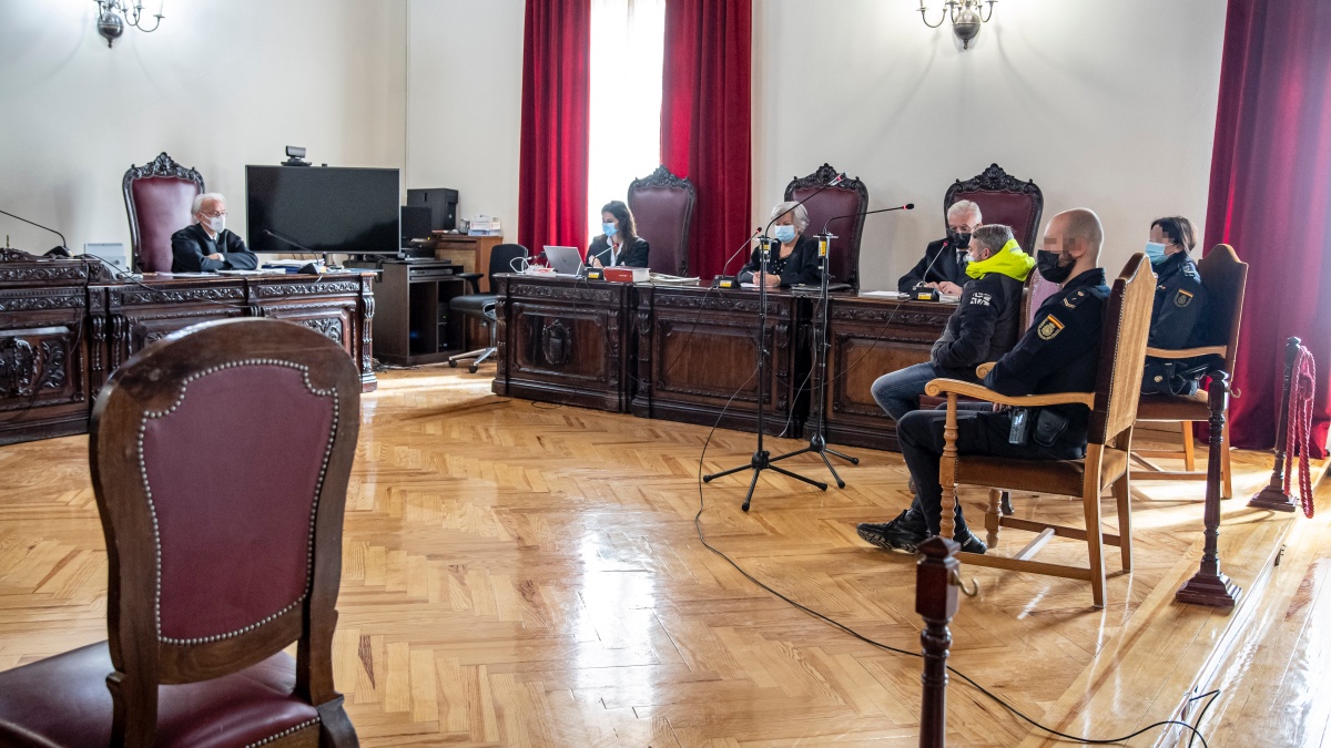 El acusado de matar en agosto de 2019 a su cuñada, que tenía una discapacidad, y de acuchillar a otra mujer en Castilla-La Mancha, a su llegada este lunes a la Audiencia Provincial de Toledo para su juicio/ Imagen: EFE/ Ismael Herrero