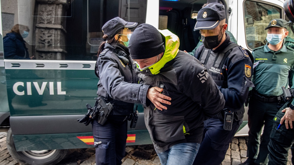El acusado de matar en agosto de 2019 a su cuñada, que tenía una discapacidad, y de acuchillar a otra mujer en Castilla-La Mancha, a su llegada este lunes a la Audiencia Provincial de Toledo para su juicio/ Imagen: EFE/ Ismael Herrero