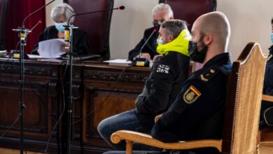 El acusado de matar en agosto de 2019 a su cuñada, que tenía una discapacidad, y de acuchillar a otra mujer en Castilla-La Mancha, a su llegada este lunes a la Audiencia Provincial de Toledo para su juicio/ Imagen: EFE/ Ismael Herrero