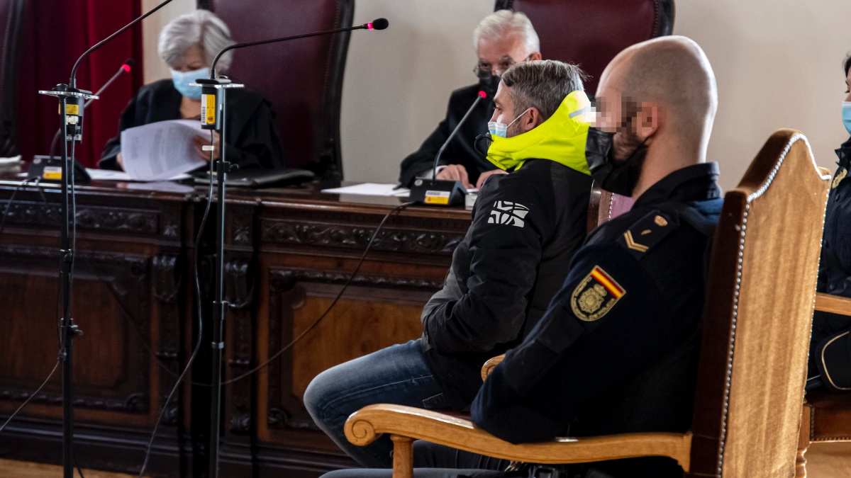El acusado de matar en agosto de 2019 a su cuñada, que tenía una discapacidad, y de acuchillar a otra mujer en Castilla-La Mancha, a su llegada este lunes a la Audiencia Provincial de Toledo para su juicio/ Imagen: EFE/ Ismael Herrero