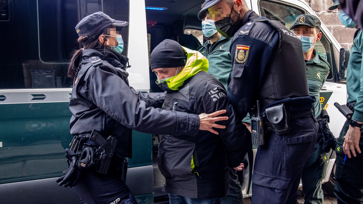 El acusado de matar en agosto de 2019 a su cuñada, que tenía una discapacidad, y de acuchillar a otra mujer en Castilla-La Mancha, a su llegada este lunes a la Audiencia Provincial de Toledo para su juicio/ Imagen: EFE/ Ismael Herrero