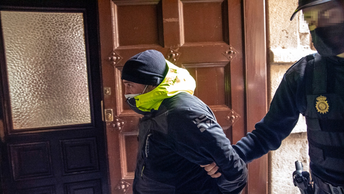 El acusado de matar en agosto de 2019 a su cuñada, que tenía una discapacidad, y de acuchillar a otra mujer en Castilla-La Mancha, a su llegada este lunes a la Audiencia Provincial de Toledo para su juicio/ Imagen: EFE/ Ismael Herrero