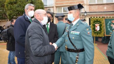 El director general de Protección Ciudadana muestra su felicitación al nuevo jefe de Tráfico de la Guardia Civil en Castilla-La Mancha