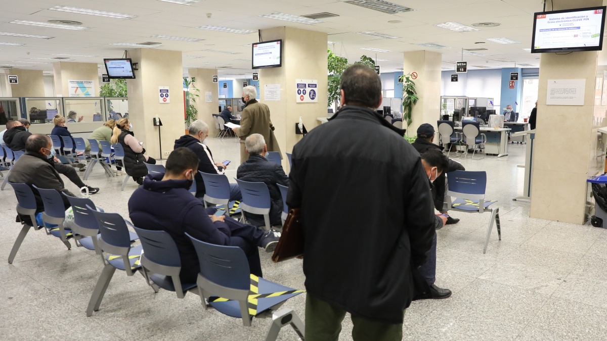 Varias personas esperan en una oficina de la Agencia Tributaria / Marta Fernández / Europa Press