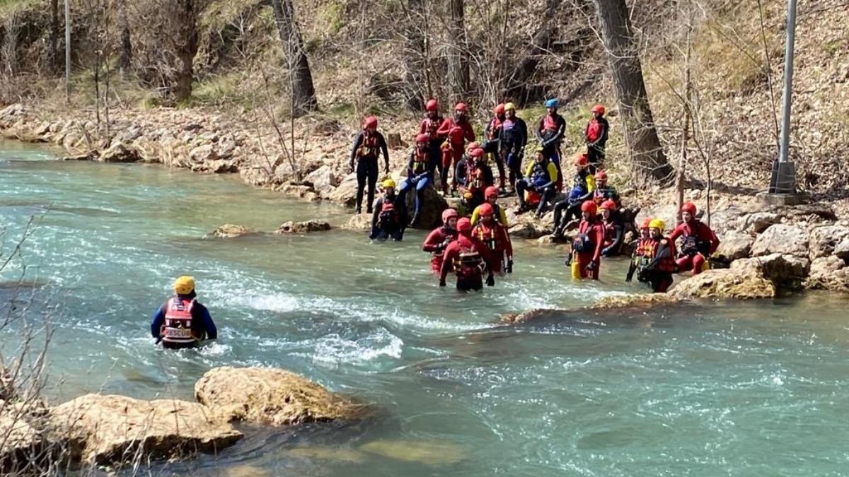 Curso en técnicas de rescate en medio acuático para riadas e inundaciones en el que participan bomberos de Albacete / JCCM