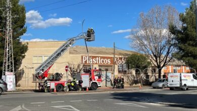 Bomberos de Albacete retiran una farola