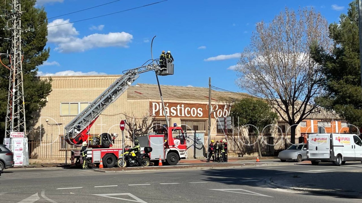 Bomberos de Albacete retiran una farola