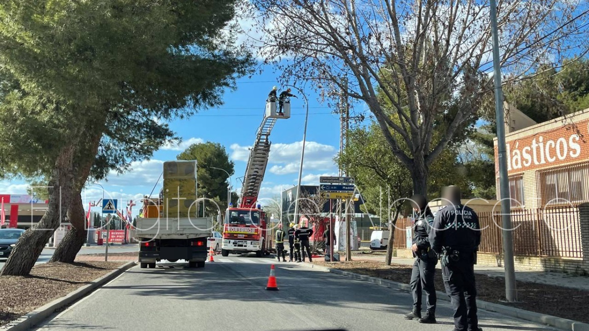 Bomberos de Albacete retiran una farola