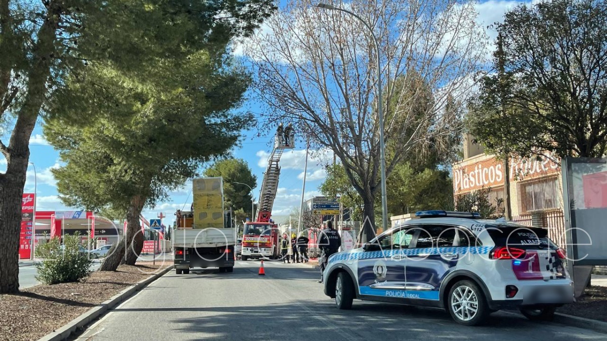 Bomberos de Albacete retiran una farola