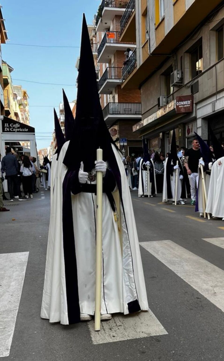 María Camacho en un instante de la procesión / Imagen: @_MIRypoppins