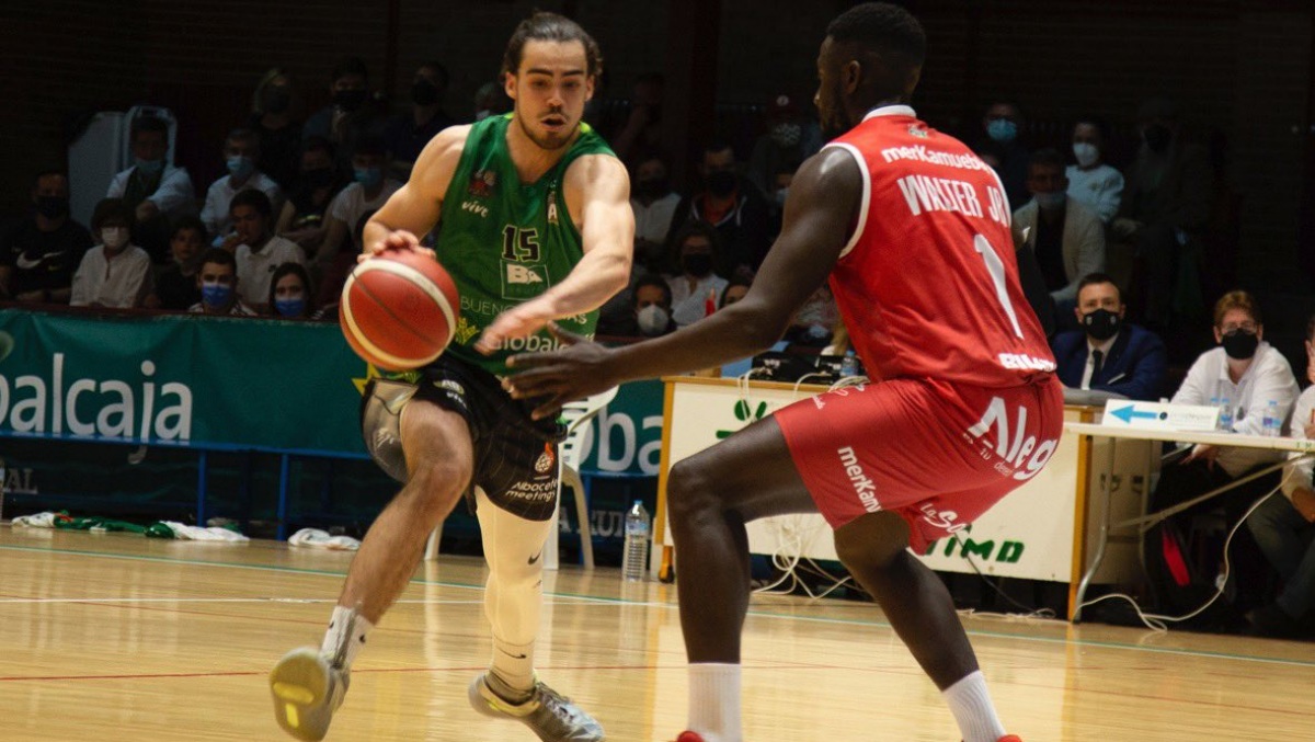 Un lance del duelo entre Albacete Basket y Cantabria