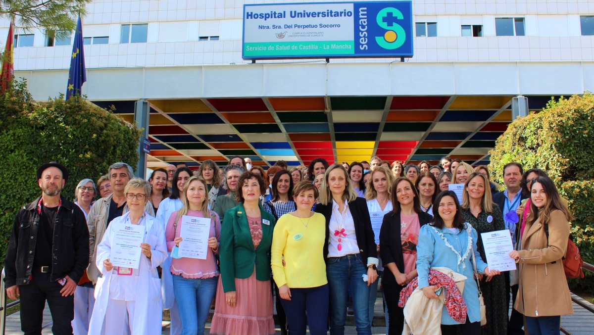 Foto de familia en la puerta del Hospital Perpetuo Socorro de Albacete