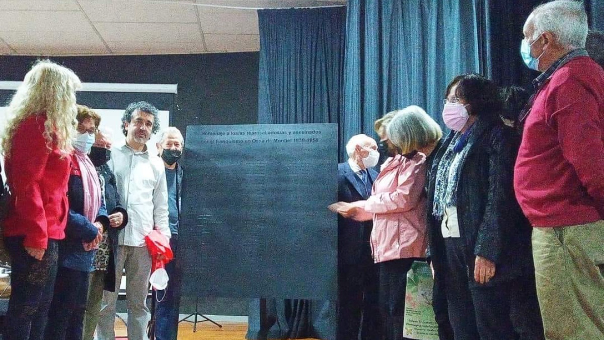 Placa conmemorativa con los nombres de 85 represaliados por el franquismo en esta localidad de Albacete / Imagen: Ayuntamiento Ossa de Montiel