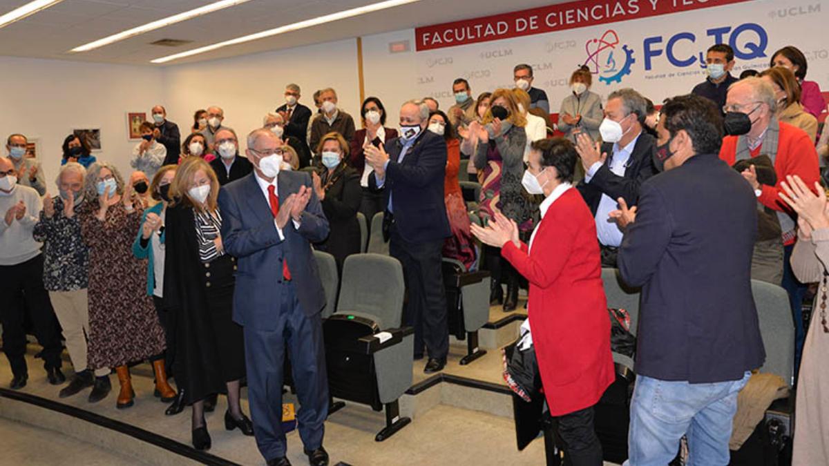La Facultad de Ciencias y Tecnologías Químicas de la UCLM reconoce el trabajo de su primer catedrático, Ernesto Martínez Ataz