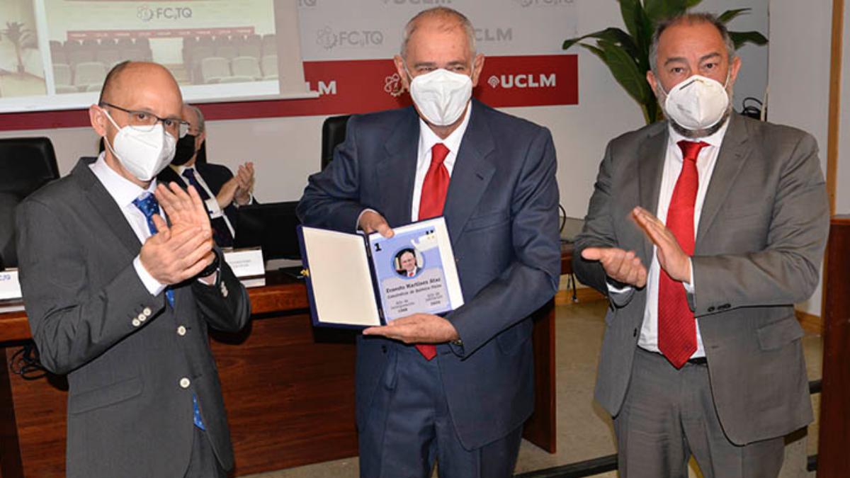 La Facultad de Ciencias y Tecnologías Químicas de la UCLM reconoce el trabajo de su primer catedrático, Ernesto Martínez Ataz
