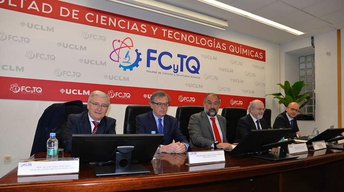 La Facultad de Ciencias y Tecnologías Químicas de la UCLM reconoce el trabajo de su primer catedrático, Ernesto Martínez Ataz