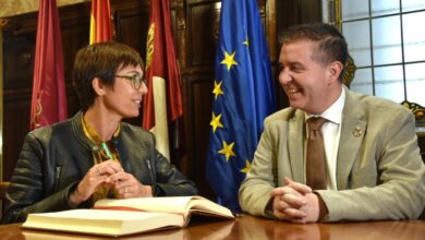 El presidente de la Diputación de Albacete, Santi Cabañero, ha recibido en el Palacio Provincial a la directora general de la Guardia Civil, María Gámez