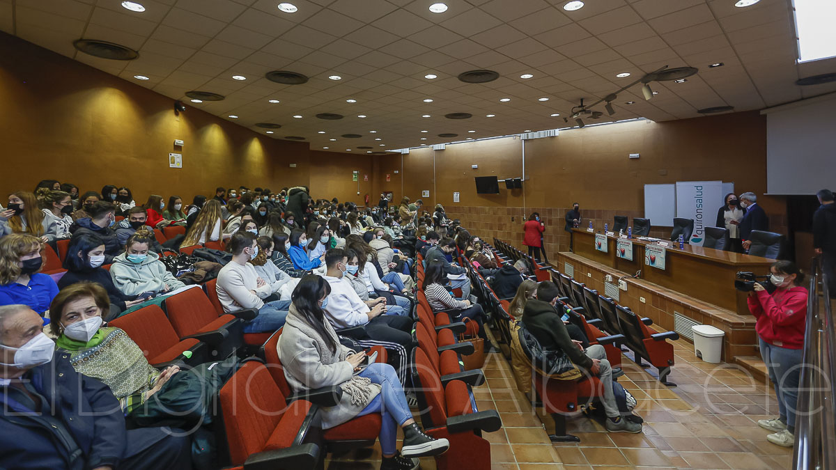 Profesionales de QuirónSalud impartirán unas pioneros jornadas a 200 alumnos de la Facultad de Educación de Albacete / Fotos: Ángel Chacón
