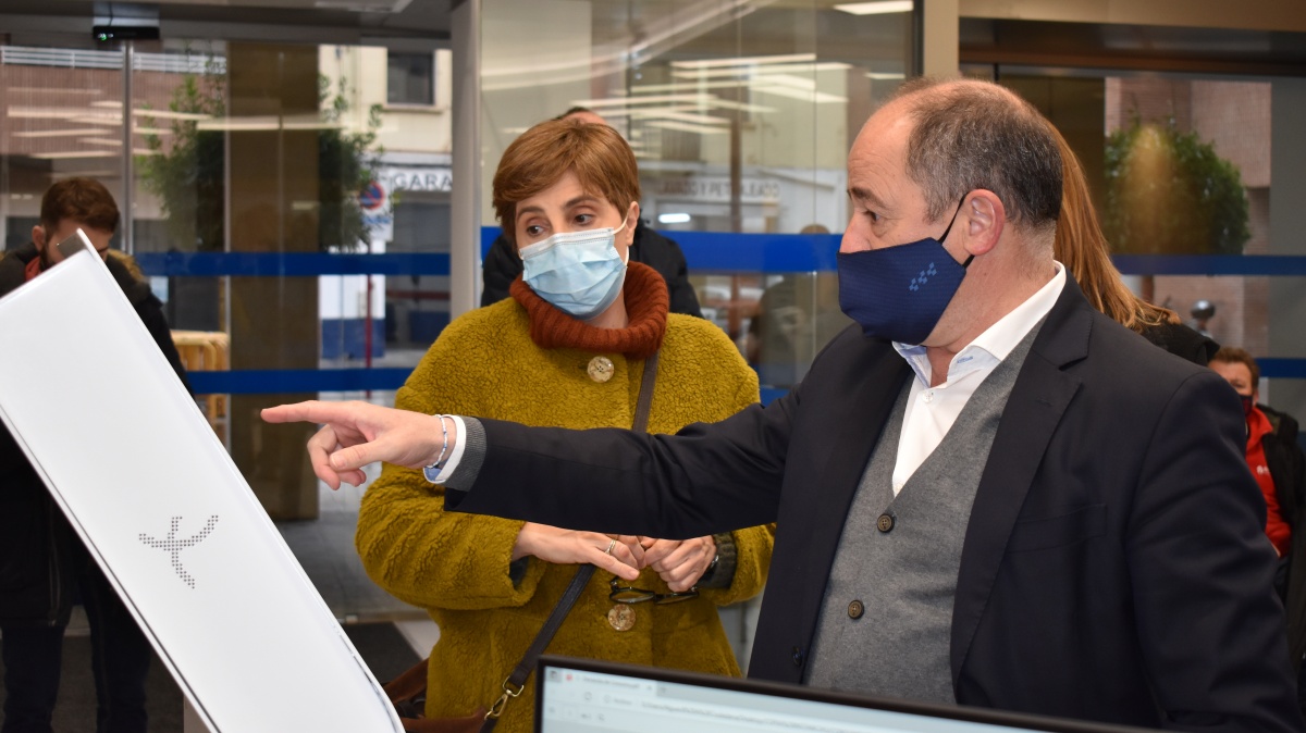 El alcalde de Albacete, Emilio Sáez, visita la nueva Oficina Municipal de Atención a la Ciudadanía / Imagen: Ayuntamiento Albacete